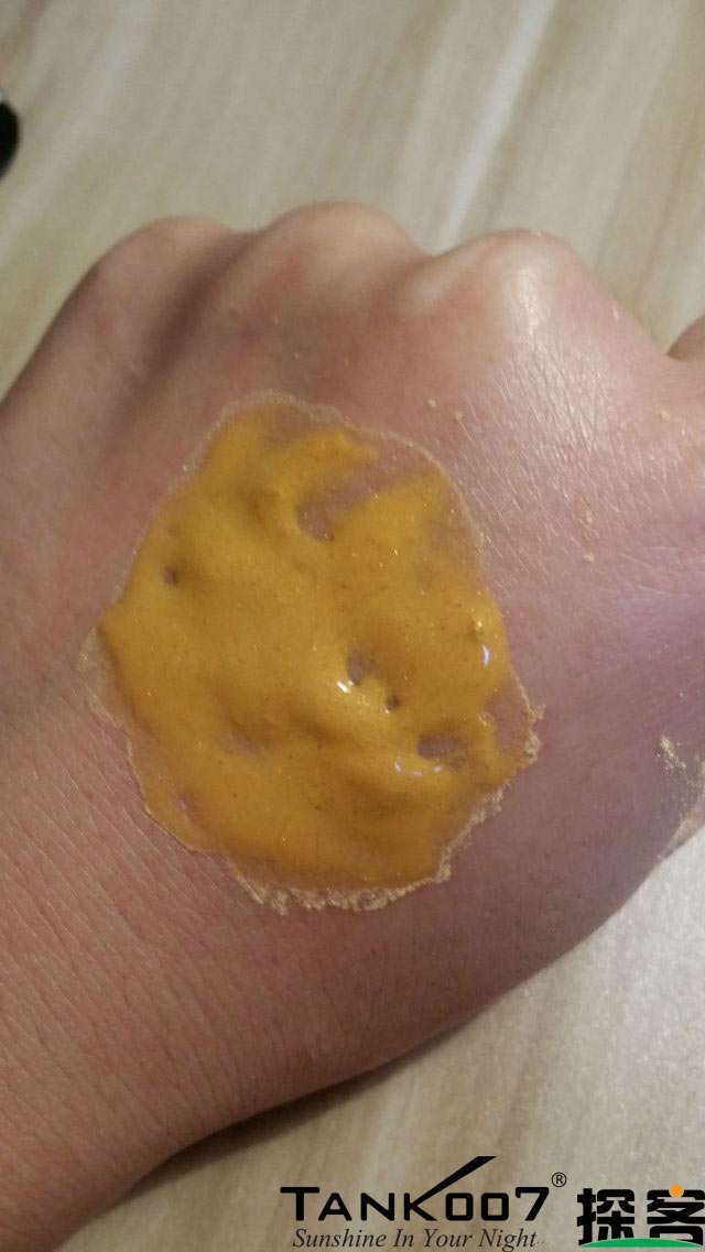 客戶買了紫光手電驗(yàn)熒光劑，先拿面膜大姨媽巾開刀 