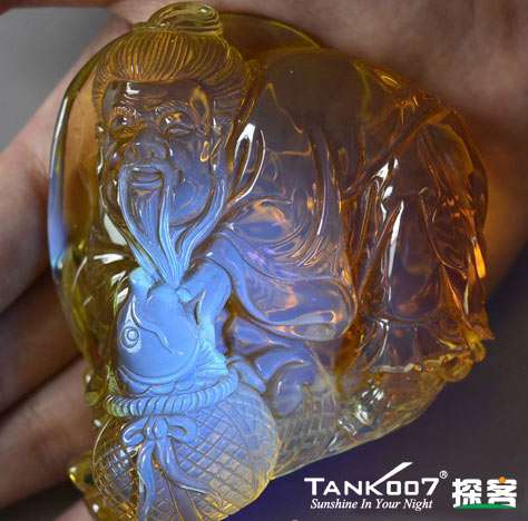 網(wǎng)上用紫光手電鑒定琥珀的帖子這么多，哪個是真假？