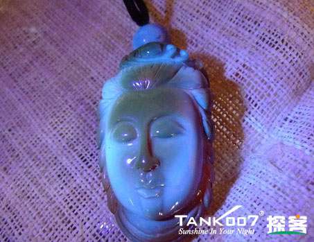 網(wǎng)上用紫光手電鑒定琥珀的帖子這么多，哪個是真假？
