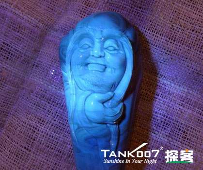 網(wǎng)上用紫光手電鑒定琥珀的帖子這么多，哪個是真假？