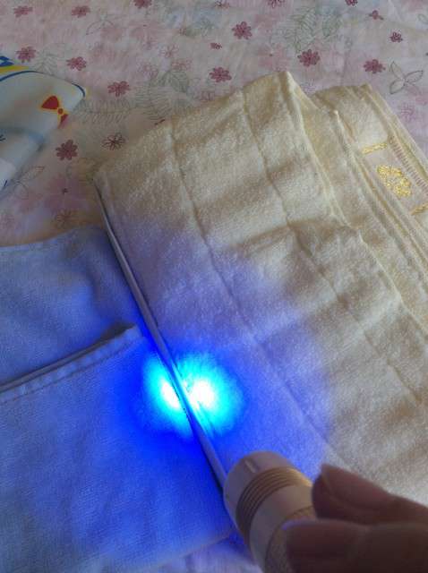  寶媽買了紫光手電，衣服上好多熒光劑，看的心慌害怕