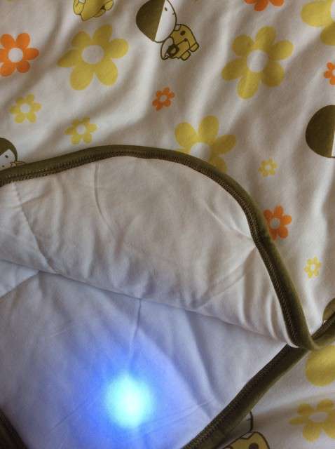  寶媽買了紫光手電，衣服上好多熒光劑，看的心慌害怕