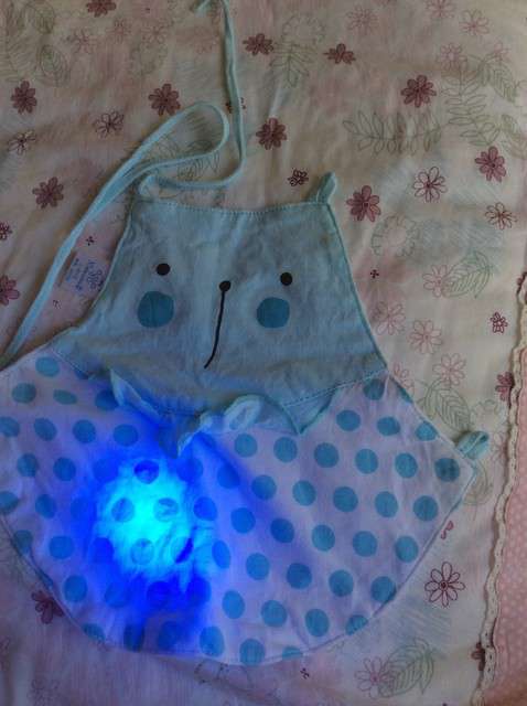  寶媽買了紫光手電，衣服上好多熒光劑，看的心慌害怕