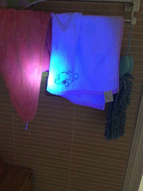  寶媽買了紫光手電，衣服上好多熒光劑，看的心慌害怕
